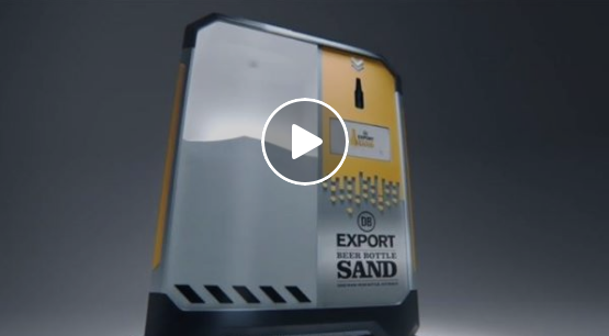 VIDEO: Hierdie masjien verpoeier glas bottels in sand