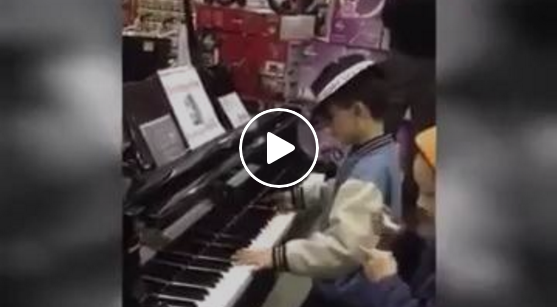 VIDEO: Kyk hoe goed dié seuntjie klavier speel