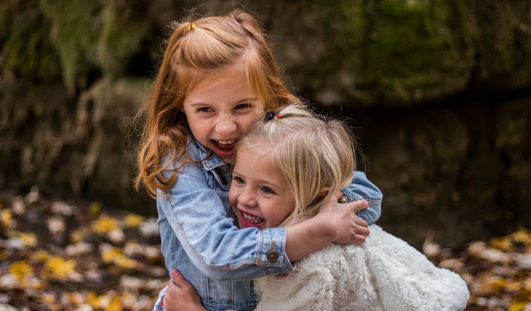 10 maniere om gelukkige kinders groot te maak