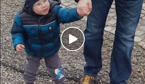 VIDEO: Kyk wat hierdie pa vir sy seun gemaak het sodat hy kan loop