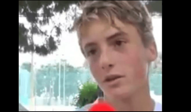 VIDEO: 10-jarige Stefanos Tsitsipas praat oor sy rolmodel, Roger Federer