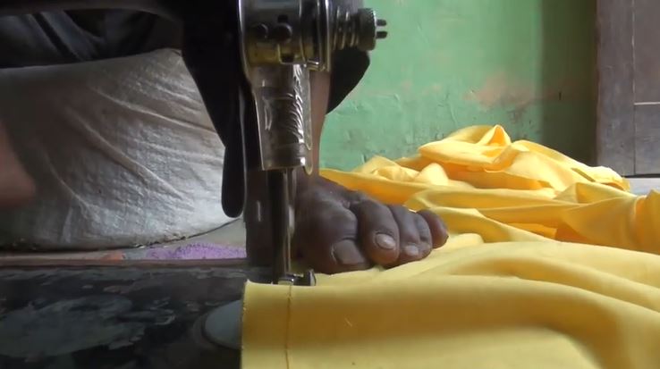 VIDEO: Kleremaker sonder arms maak klere met sy voete