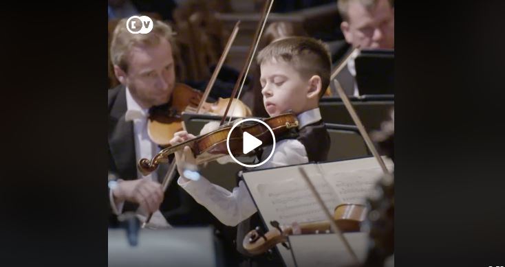 VIDEO: Kyk hoe dié 11-jarige viool speel