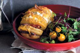 Aartappel-hasselback met spek en kaas